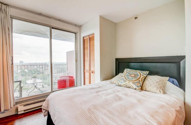 Beautiful APARTMENT - GORGEOUS VIEW of the city - 7 MINUTE WALK TO METRO - SELF CHECK IN