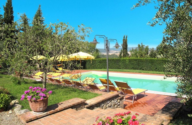 Gemütliche Wohnung in einem Ferienhaus für 2 Gäste mit W-LAN, Pool, TV, Innenhof und Parkplatz