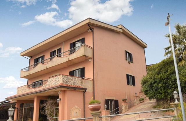 Beautiful Apartment In Bonifati