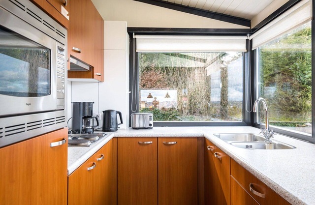 Beautiful apartment in villa for 5 guests with pool, TV, terrace, pets allowed and parking