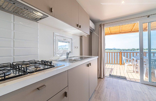 Angenehme Wohnung in einem Ferienhaus mit Klimaanlage, W-LAN, Pool, TV, Terrasse und Parkplatz