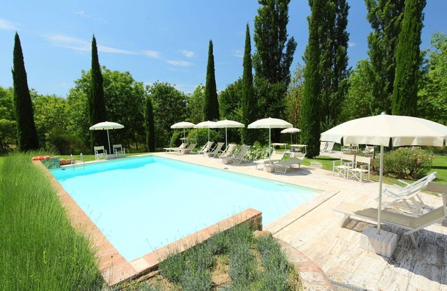 Herrliche Wohnung in einem Ferienhaus für 5 Gäste mit W-LAN, Pool, TV, Innenhof und Parkplatz