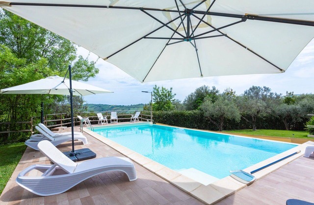 Angenehme Wohnung in einem Ferienhaus für 6 Personen mit Pool, W-LAN, TV, Terrasse und Parkplatz