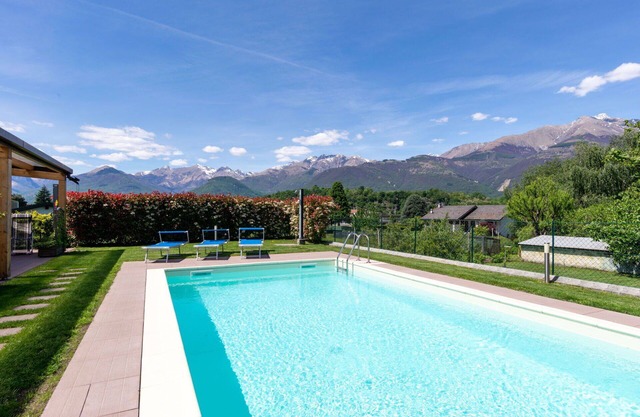 Herrliche Wohnung in einem Ferienhaus für 6 Leute mit Pool, W-LAN, TV, Terrasse und Parkplatz