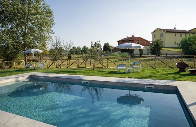 Herrliche Wohnung in einem Ferienhaus für 4 Leute mit Klimaanlage, W-LAN, Pool, TV und Parkplatz