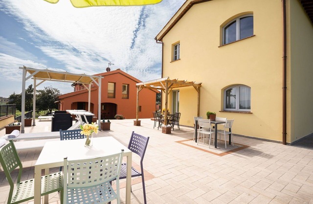 Gemütliche Wohnung in einem Ferienhaus mit Klimaanlage, W-LAN, Pool, TV, Innenhof und Parkplatz
