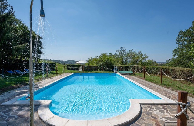 Herrliche Wohnung in einem Ferienhaus mit Pool, W-LAN, Terrasse, Haustiere erlaubt und Parkplatz