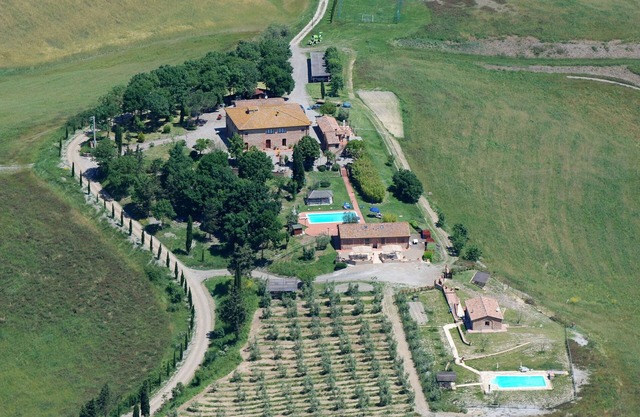 Schöne Wohnung in einem Ferienhaus für 3 Leute mit Pool, W-LAN, Panoramablick und Parkplatz