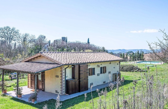 Gemütliche Wohnung in einem Ferienhaus mit Klimaanlage, W-LAN, Pool, TV, Innenhof, Parkplatz