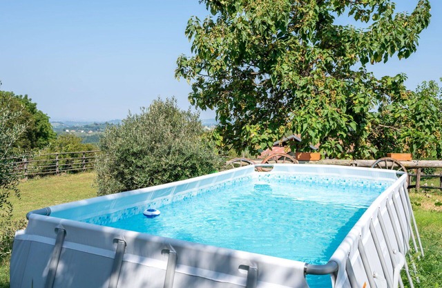 Angenehme Wohnung in einem Ferienhaus mit W-LAN, Pool, TV, Innenhof, Panoramablick, Parkplatz