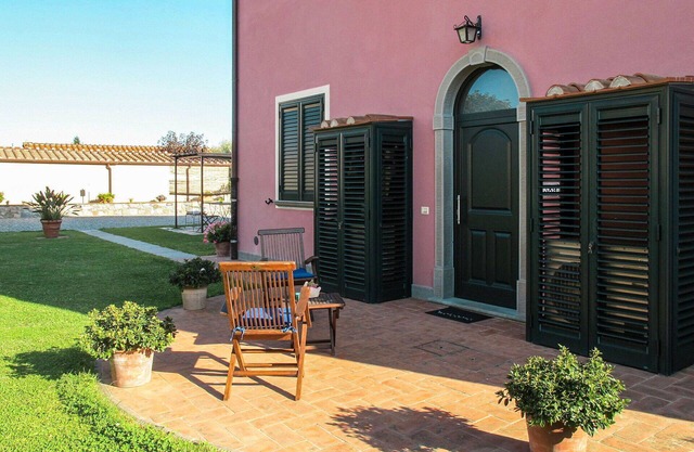 Gemütliche Wohnung in einem Ferienhaus mit W-LAN, Klimaanlage, Pool, TV, Terrasse und Parkplatz