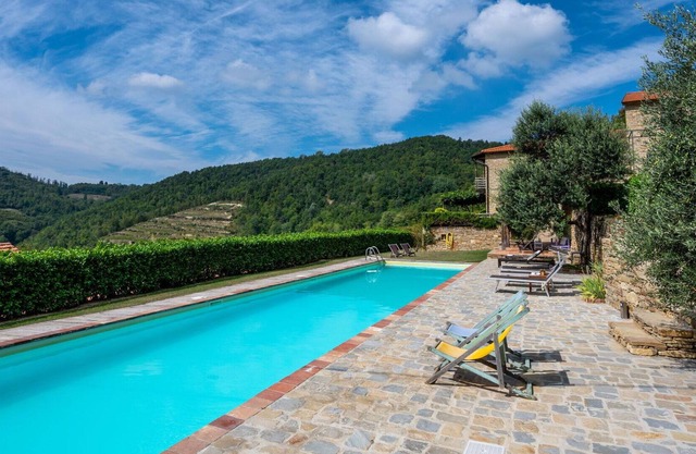 Herrliche Wohnung in einem Ferienhaus mit W-LAN, Pool, Balkon, Haustiere erlaubt und Parkplatz