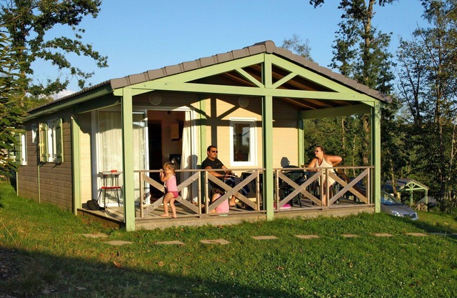 Angenehme Wohnung in einem Ferienhaus mit W-LAN, Pool, TV, Terrasse, Haustiere erlaubt, Parkplatz