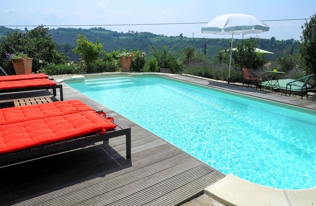 Gemütliche Wohnung für 6 Gäste mit Pool, TV, Terrasse und Parkplatz