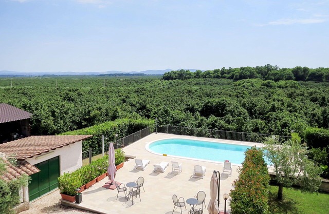 Angenehme Wohnung in einem Ferienhaus mit Pool, W-LAN, TV, Haustiere erlaubt und Parkplatz