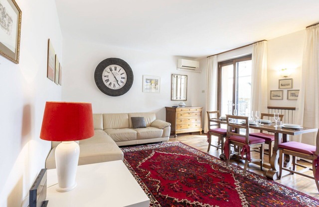 Hermoso apartamento para 4 personas con A/C, WIFI, TV, balcón, mascotas permitida y aparcamiento