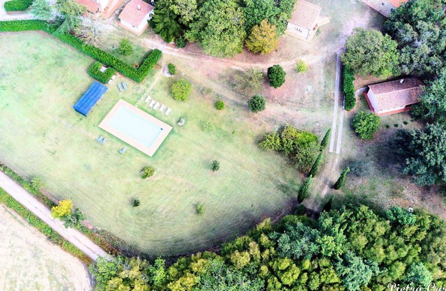 Gemütliche Wohnung in einem Ferienhaus mit Pool, W-LAN, Haustiere erlaubt und Parkplatz