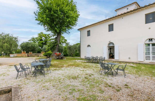 Gemütliche Wohnung in einem Ferienhaus für 8 Gäste mit Pool, TV, Innenhof und Parkplatz