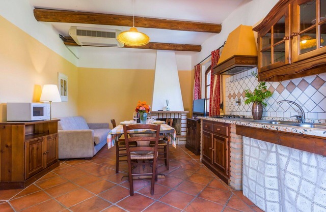 Herrliche Wohnung für 4 Gäste mit Klimaanlage, Pool, W-LAN, TV, Innenhof und Parkplatz
