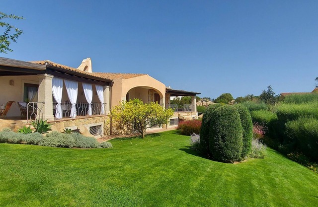 Schöne Meerblickvilla mit großem und gepflegtem Garten
