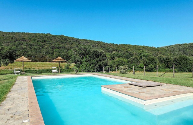 Schöne Wohnung in einem Ferienhaus mit W-LAN, Pool, TV, Innenhof, Haustiere erlaubt, Parkplatz