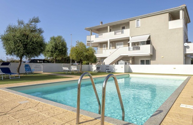 Gemütliche Wohnung für 5 Leute mit Klimaanlage, W-LAN, Pool, TV, Terrasse und Parkplatz