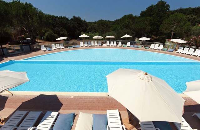 Schöne Wohnung in einem Ferienhaus mit Pool, Terrasse, Haustiere erlaubt und Parkplatz
