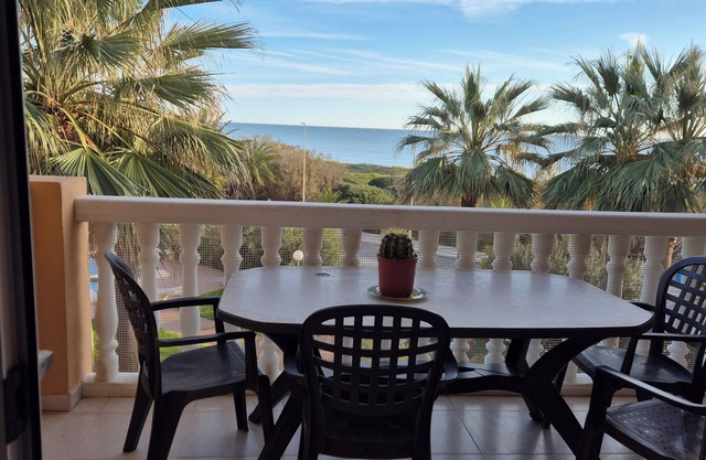 Beautiful apartment in 1st line with sea view, swimming pool and palm trees