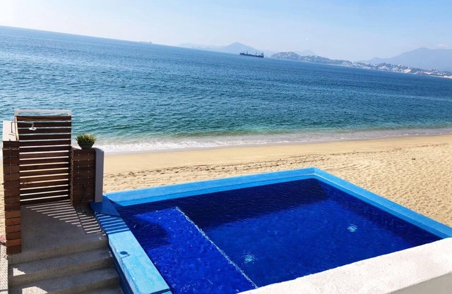 BEAUTIFUL APARTMENT AT THE FOOT OF THE BEACH WITH TOTALLY NEW POOL