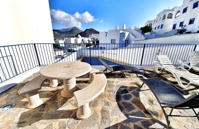 Apartment mit Terrasse - Swimmingpool mit einer anderen Wohnung teilen
