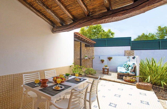 Gemütliche Wohnung in einem Ferienhaus mit Klimaanlage, W-LAN, Pool, TV, Innenhof und Parkplatz