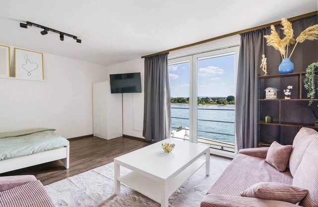Beautiful apartment right on the Rhine