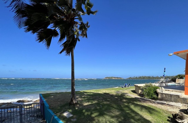 Beautiful apartment/studio- Beachfront pool!