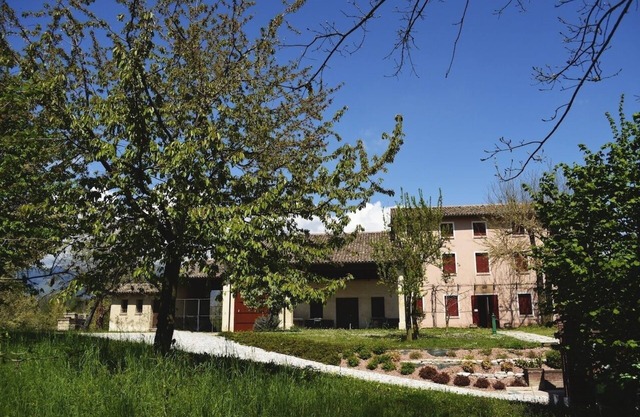 Beautiful apartment surrounded by greenery a stone's throw from the mountains
