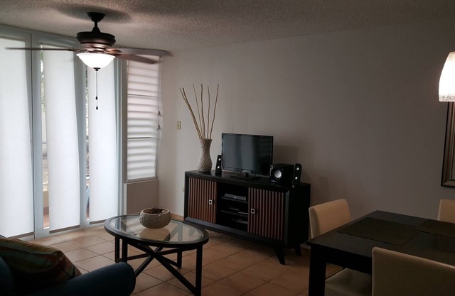 Hermoso apartamento con vista al mar y situado en frente de playa de la piscina delante