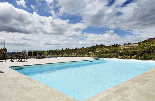 Schöne Wohnung mit Pool, W-LAN, TV, Haustiere erlaubt, Panoramablick und Parkplatz, bei Arezzo