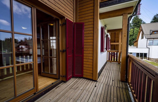 Angenehme Wohnung mit Pool, W-LAN, TV, Innenhof, Haustiere erlaubt, Panoramablick und Parkplatz