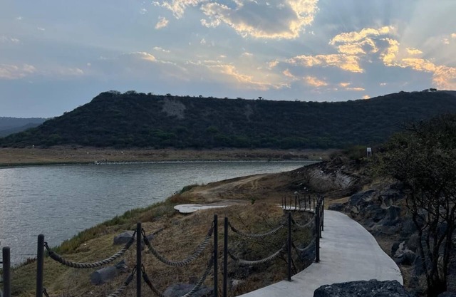 Beautiful Apartment with Amazing Lake and Sunset views