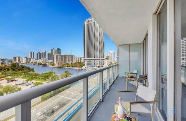 Beautiful Apt w/Private Balcony - Stunning View