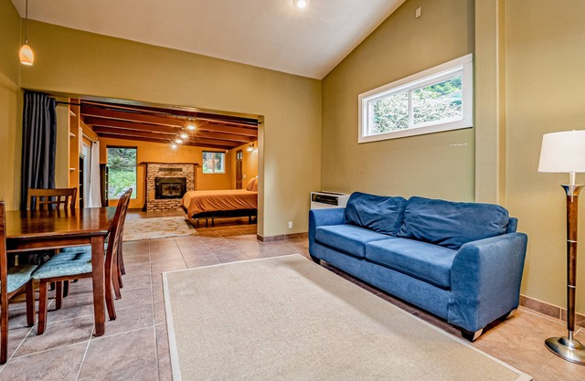 Beautiful attached studio with golf nearby, kitchenette, & fast WiFi