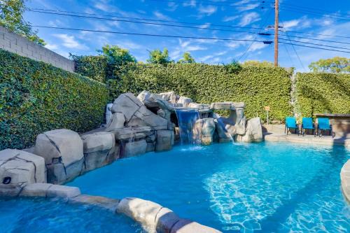 Beautiful Backyard Oasis 5 bedroom 3 Bathroom Home