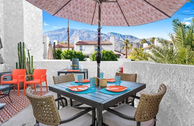 Beautiful Baristo Condo w/mountain views-Pools/Hot tubs-Walk to DT Palm Springs!