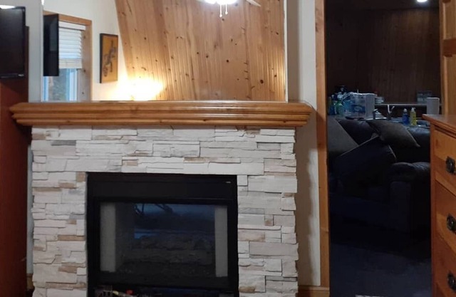 Beautiful barn apartment on 3 wooded acres with 300ft of waterfront.