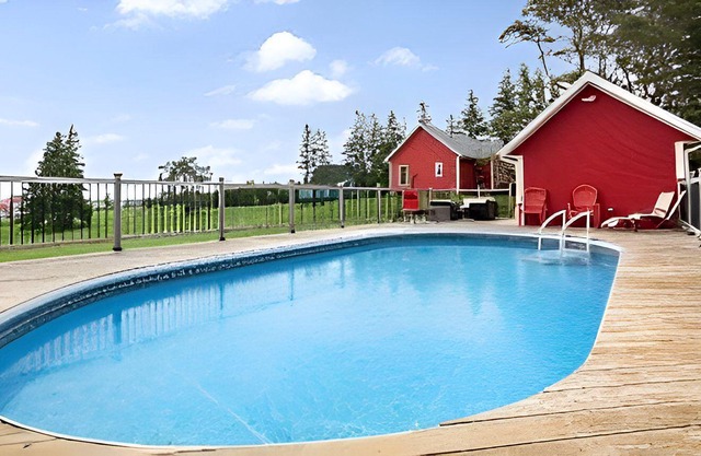Beautiful Bay Cottage **Private Heated Pool and Beach Access**
