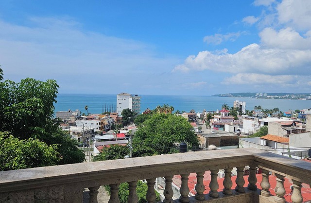 Beautiful Bay Views, close to Town Center, Dining and Beach