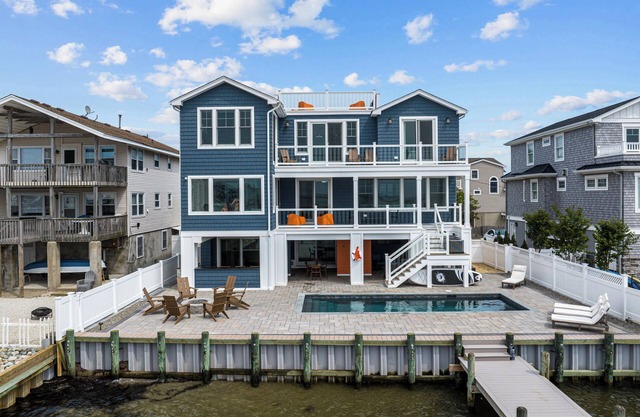 Beautiful Bayfront w/ Heated Pool & Dock. 6 Bedrooms, all w/ Ensuite Bathrooms.
