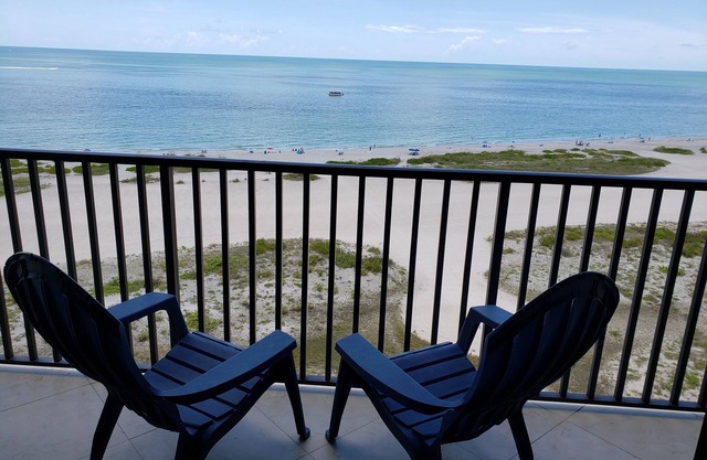 Life Living erwartet Sie in der begehrenswerten Sand Key-Gegend von Clearwater Beach!