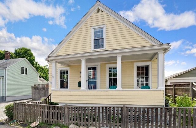 Beautiful Beach Cottage in Downtown Bristol