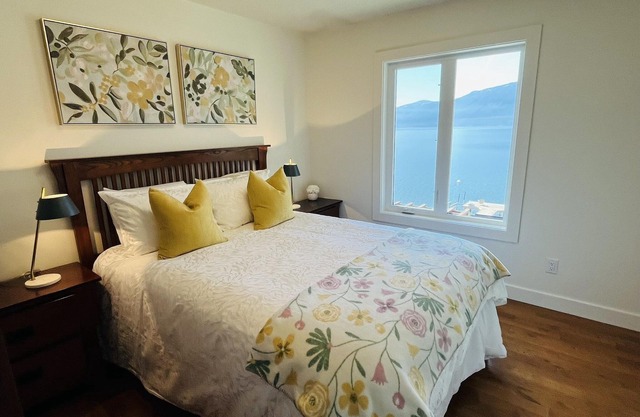 Beautiful Beach Front home in Lake Country just outside Kelowna. Sleeps 8 adults
