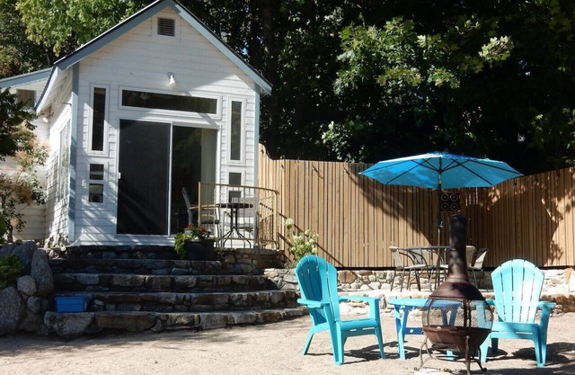 Beautiful Beach front cottage near Nelson, BC